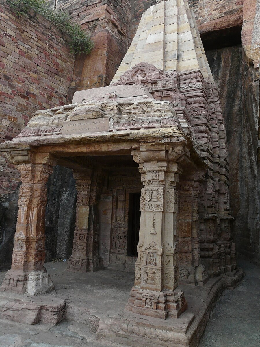 插图 280 印度瓜廖尔的恰图尔伯胡吉寺庙入口